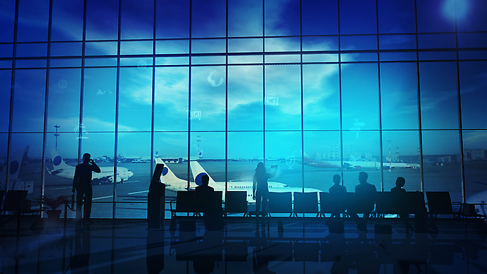 포토 JPG 해외이미지 전신 여자 남자 실루엣 여행 의자 창문 휴가 비행기 서기 앉기 여러명 성인 파란색 공항 성인만 해외202004 해외포토 컬러 가구 다수 항공교통 교통시설 모션 대중교통 촬영기법 사람 파일형식