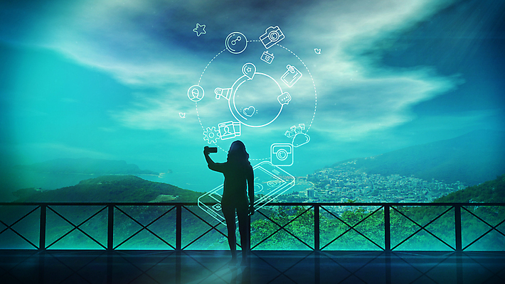 포토 JPG 해외이미지 여자 실루엣 통신 산 한명 들기 풍경 성인 스마트폰 핸드폰 사진촬영 옥상 성인여자한명만 해외202004 해외포토 1 모션 촬영기법 사람 전자제품 스마트기기 촬영 여자한명만 성인여자만 파일형식