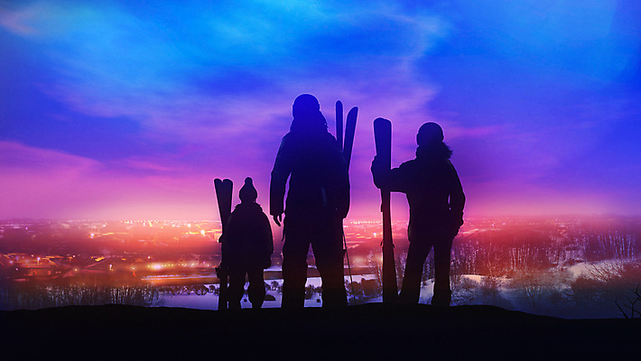 포토 JPG 해외이미지 여자 남자 실루엣 어린이 여행 겨울 가족 휴가 스키 서기 풍경 소년 성인 세명 보라색 스노우보드 저녁 해외202004 해외포토 계절 컬러 관계 모션 겨울스포츠 촬영기법 사람 보드_스포츠 야간 파일형식