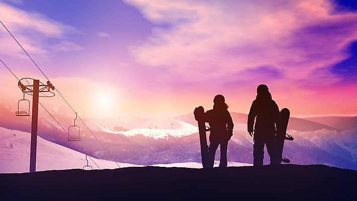 포토 JPG 해외이미지 전신 여자 남자 실루엣 스포츠 여행 겨울 휴가 스키 산 서기 풍경 성인 두명 보라색 저녁 스노우보더 스키리프트 성인만 해외202004 해외포토 계절 컬러 모션 겨울스포츠 운동선수 촬영기법 사람 야간 리프트 파일형식