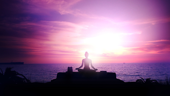 포토 JPG 해외이미지 전신 여자 실루엣 바다 여행 하늘 휴가 휴식 한명 앉기 풍경 성인 여름 보라색 일몰 저녁 명상 성인여자한명만 아사나자세 해외포토 1 계절 컬러 컨셉 모션 촬영기법 사람 노을 요가자세 야간 여자한명만 성인여자만 파일형식