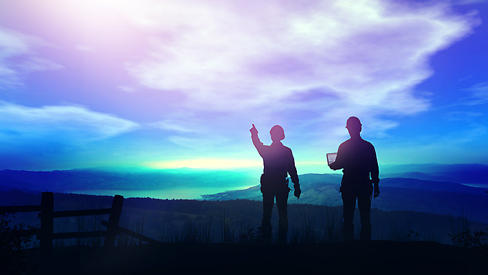 포토 JPG 해외이미지 전신 남자 실루엣 하늘 서기 들기 풍경 성인 두명 파란색 가리킴 엔지니어 언덕 성인남자만 해외포토 컬러 모션 촬영기법 사람 손짓 기술자 남자만 성인만 파일형식