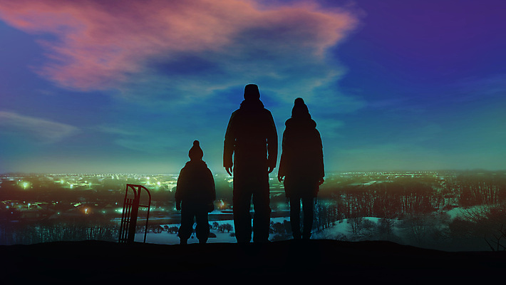 포토 JPG 해외이미지 전신 라이프스타일 여자 남자 실루엣 어린이 여행 겨울 가족 자연 하늘 휴가 서기 소년 성인 세명 해외202004 해외포토 계절 관계 모션 촬영기법 사람 생활 생태계 파일형식