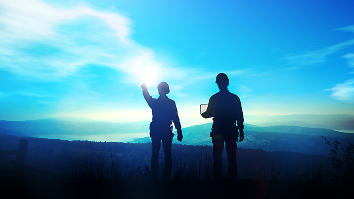 포토 JPG 해외이미지 전신 남자 실루엣 산업 하늘색 자연 하늘 서기 성인 두명 가리킴 관찰 성인남자만 건설근로자 해외포토 직업 모션 촬영기법 사람 손짓 파란색 생태계 남자만 성인만 파일형식