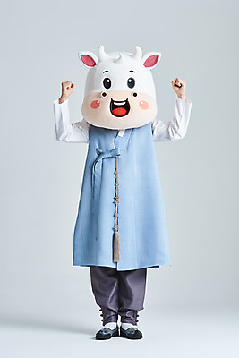 포토 JPG 스튜디오촬영 전신 명절 남자 새해 실내 한명 서기 20대 성인 앞모습 설날 손들기 파이팅 주먹 한국인 소띠 소 한복 흰배경 소캐릭터 동물탈 인형탈 성인남자한명만 2021년 신축년 흰소 국내포토 1 한국전통 전통 기념일 뷰포인트 동물캐릭터 백그라운드 포유류 모션 사람 동양인 청년 내부 흰색 십이지신 전통의상 연도 탈 남자한명만 성인남자만 파일형식