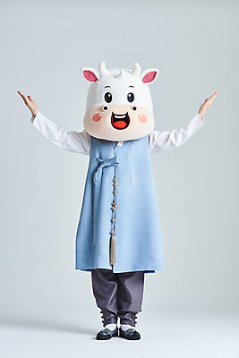 포토 JPG 스튜디오촬영 전신 명절 남자 팔벌리기 새해 실내 한명 서기 20대 성인 앞모습 설날 한국인 소띠 소 한복 흰배경 소캐릭터 동물탈 인형탈 성인남자한명만 2021년 신축년 흰소 국내포토 1 한국전통 전통 기념일 뷰포인트 동물캐릭터 백그라운드 포유류 모션 사람 동양인 청년 내부 흰색 십이지신 전통의상 연도 탈 남자한명만 성인남자만 파일형식