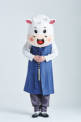 포토 JPG 스튜디오촬영 전신 명절 남자 새해 실내 한명 서기 20대 성인 앞모습 설날 한국인 소띠 소 한복 흰배경 손모으기 소캐릭터 동물탈 배꼽인사 인형탈 성인남자한명만 2021년 신축년 흰소 국내포토 1 한국전통 전통 기념일 뷰포인트 동물캐릭터 백그라운드 포유류 모션 사람 동양인 손짓 청년 내부 흰색 십이지신 인사 전통의상 연도 탈 남자한명만 성인남자만 파일형식