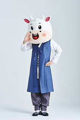 포토 JPG 스튜디오촬영 전신 명절 남자 허리손 새해 실내 한명 서기 20대 성인 옆모습 설날 외침 한국인 소띠 소 한복 흰배경 소캐릭터 동물탈 인형탈 성인남자한명만 2021년 신축년 흰소 국내포토 1 한국전통 전통 기념일 뷰포인트 동물캐릭터 포즈 백그라운드 포유류 모션 사람 동양인 청년 내부 소리 흰색 십이지신 전통의상 연도 탈 남자한명만 성인남자만 파일형식