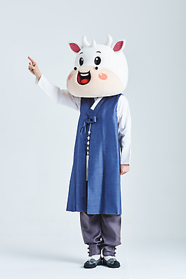 포토 JPG 스튜디오촬영 전신 응시 명절 남자 새해 실내 한명 서기 20대 성인 옆모습 설날 한국인 소띠 가리킴 소 한복 흰배경 소캐릭터 동물탈 인형탈 성인남자한명만 2021년 신축년 흰소 국내포토 1 한국전통 전통 시선 기념일 뷰포인트 동물캐릭터 백그라운드 포유류 모션 사람 동양인 손짓 청년 내부 흰색 십이지신 전통의상 연도 탈 남자한명만 성인남자만 파일형식