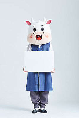 포토 JPG 스튜디오촬영 전신 배너 명절 남자 새해 실내 한명 서기 들기 20대 성인 앞모습 설날 한국인 소띠 소 한복 흰배경 소캐릭터 동물탈 인형탈 성인남자한명만 2021년 신축년 흰소 국내포토 1 한국전통 전통 기념일 뷰포인트 동물캐릭터 백그라운드 포유류 모션 사람 동양인 청년 내부 흰색 십이지신 전통의상 연도 탈 남자한명만 성인남자만 파일형식