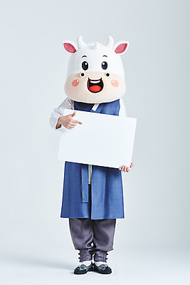 포토 JPG 스튜디오촬영 전신 배너 명절 남자 새해 실내 한명 서기 들기 20대 성인 앞모습 설날 한국인 소띠 가리킴 소 한복 흰배경 소캐릭터 동물탈 인형탈 성인남자한명만 2021년 신축년 흰소 국내포토 1 한국전통 전통 기념일 뷰포인트 동물캐릭터 백그라운드 포유류 모션 사람 동양인 손짓 청년 내부 흰색 십이지신 전통의상 연도 탈 남자한명만 성인남자만 파일형식