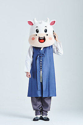 포토 JPG 스튜디오촬영 전신 명절 남자 새해 실내 한명 서기 들기 20대 성인 앞모습 스마트폰 설날 한국인 소띠 소 한복 흰배경 통화 소캐릭터 동물탈 인형탈 성인남자한명만 2021년 신축년 흰소 국내포토 1 한국전통 전통 기념일 뷰포인트 동물캐릭터 백그라운드 포유류 모션 사람 동양인 청년 내부 핸드폰 스마트기기 흰색 십이지신 전통의상 연도 탈 남자한명만 성인남자만 파일형식