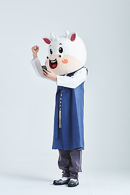 포토 JPG 스튜디오촬영 전신 명절 남자 새해 실내 한명 서기 들기 20대 성인 옆모습 스마트폰 설날 손들기 주먹 한국인 소띠 소 한복 흰배경 소캐릭터 동물탈 인형탈 성인남자한명만 2021년 신축년 흰소 국내포토 1 한국전통 전통 기념일 뷰포인트 동물캐릭터 백그라운드 포유류 모션 사람 동양인 청년 내부 핸드폰 스마트기기 흰색 십이지신 전통의상 연도 탈 남자한명만 성인남자만 파일형식