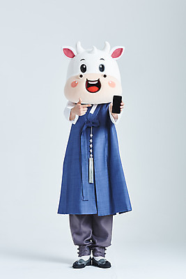 포토 JPG 스튜디오촬영 전신 명절 남자 새해 실내 한명 서기 들기 20대 성인 앞모습 스마트폰 설날 한국인 소띠 가리킴 소 한복 흰배경 소캐릭터 동물탈 인형탈 성인남자한명만 2021년 신축년 흰소 국내포토 1 한국전통 전통 기념일 뷰포인트 동물캐릭터 백그라운드 포유류 모션 사람 동양인 손짓 청년 내부 핸드폰 스마트기기 흰색 십이지신 전통의상 연도 탈 남자한명만 성인남자만 파일형식