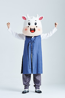 포토 JPG 스튜디오촬영 전신 명절 남자 새해 실내 한명 서기 20대 성인 앞모습 설날 파이팅 한국인 소띠 소 한복 흰배경 소캐릭터 동물탈 인형탈 성인남자한명만 2021년 신축년 흰소 국내포토 1 한국전통 전통 기념일 뷰포인트 동물캐릭터 백그라운드 포유류 모션 사람 동양인 청년 내부 흰색 십이지신 전통의상 연도 탈 남자한명만 성인남자만 파일형식