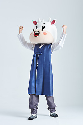 포토 JPG 스튜디오촬영 전신 명절 남자 새해 실내 한명 서기 20대 성인 옆모습 설날 파이팅 한국인 소띠 소 한복 흰배경 소캐릭터 동물탈 인형탈 성인남자한명만 2021년 신축년 흰소 국내포토 1 한국전통 전통 기념일 뷰포인트 동물캐릭터 백그라운드 포유류 모션 사람 동양인 청년 내부 흰색 십이지신 전통의상 연도 탈 남자한명만 성인남자만 파일형식