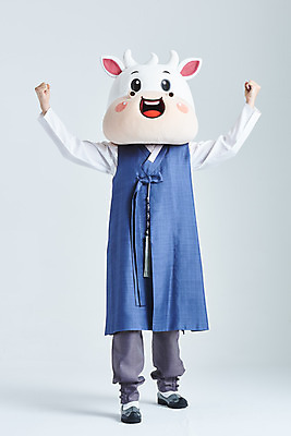 포토 JPG 스튜디오촬영 전신 명절 남자 새해 실내 한명 서기 20대 성인 앞모습 설날 파이팅 한국인 소띠 소 한복 흰배경 소캐릭터 동물탈 인형탈 성인남자한명만 2021년 신축년 흰소 국내포토 1 한국전통 전통 기념일 뷰포인트 동물캐릭터 백그라운드 포유류 모션 사람 동양인 청년 내부 흰색 십이지신 전통의상 연도 탈 남자한명만 성인남자만 파일형식