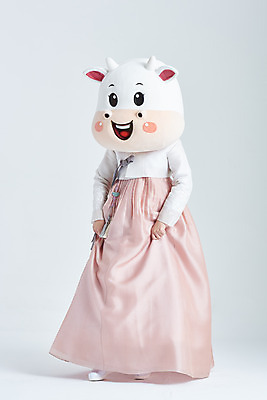 포토 JPG 스튜디오촬영 전신 여자 명절 40대 중년 새해 실내 한명 서기 성인 옆모습 설날 한국인 소띠 잡기 소 한복 흰배경 소캐릭터 동물탈 인형탈 중년여자한명만 2021년 신축년 흰소 국내포토 1 한국전통 전통 기념일 뷰포인트 동물캐릭터 백그라운드 포유류 모션 사람 동양인 내부 흰색 십이지신 전통의상 연도 탈 여자한명만 중년여자만 파일형식