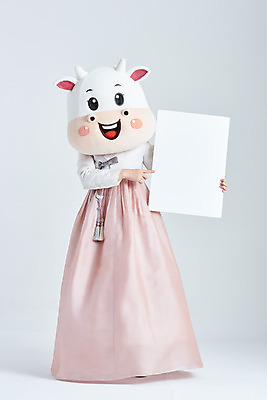 포토 JPG 스튜디오촬영 전신 배너 여자 명절 40대 중년 새해 실내 한명 서기 들기 성인 앞모습 설날 한국인 소띠 가리킴 소 한복 흰배경 소캐릭터 동물탈 인형탈 중년여자한명만 2021년 신축년 흰소 국내포토 1 한국전통 전통 기념일 뷰포인트 동물캐릭터 백그라운드 포유류 모션 사람 동양인 손짓 내부 흰색 십이지신 전통의상 연도 탈 여자한명만 중년여자만 파일형식