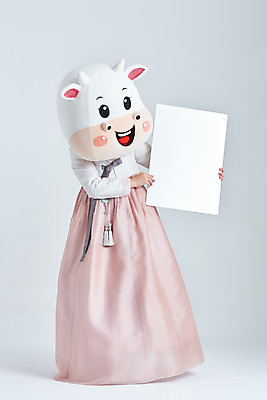 포토 JPG 스튜디오촬영 전신 배너 응시 여자 명절 40대 중년 새해 실내 한명 서기 들기 성인 앞모습 설날 한국인 소띠 소 한복 흰배경 소캐릭터 동물탈 인형탈 중년여자한명만 2021년 신축년 흰소 국내포토 1 한국전통 전통 시선 기념일 뷰포인트 동물캐릭터 백그라운드 포유류 모션 사람 동양인 내부 흰색 십이지신 전통의상 연도 탈 여자한명만 중년여자만 파일형식