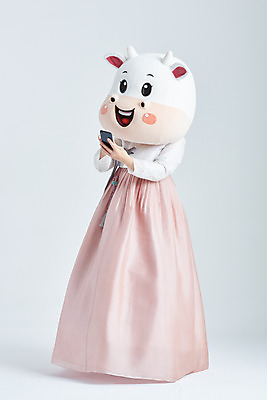 포토 JPG 스튜디오촬영 전신 응시 여자 명절 40대 중년 새해 실내 한명 서기 들기 성인 옆모습 스마트폰 설날 한국인 소띠 소 한복 흰배경 소캐릭터 동물탈 인형탈 중년여자한명만 2021년 신축년 흰소 국내포토 1 한국전통 전통 시선 기념일 뷰포인트 동물캐릭터 백그라운드 포유류 모션 사람 동양인 내부 핸드폰 스마트기기 흰색 십이지신 전통의상 연도 탈 여자한명만 중년여자만 파일형식