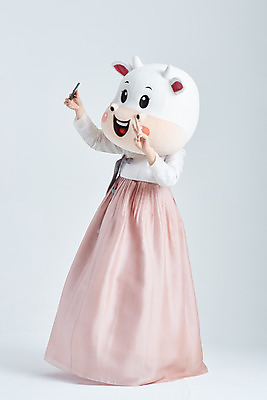 포토 JPG 스튜디오촬영 전신 여자 명절 40대 중년 새해 실내 한명 서기 들기 성인 옆모습 스마트폰 설날 한국인 소띠 소 한복 셀프카메라 흰배경 브이 소캐릭터 동물탈 인형탈 중년여자한명만 2021년 신축년 흰소 국내포토 1 한국전통 전통 기념일 뷰포인트 동물캐릭터 백그라운드 포유류 모션 사람 동양인 손짓 내부 핸드폰 스마트기기 사진촬영 흰색 십이지신 전통의상 연도 탈 여자한명만 중년여자만 파일형식