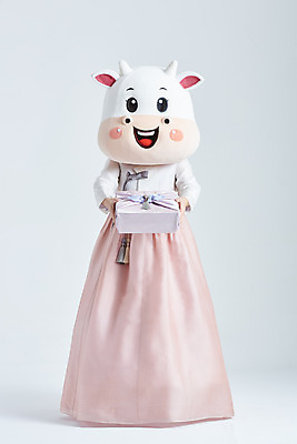 포토 JPG 스튜디오촬영 전신 여자 명절 40대 중년 새해 실내 한명 서기 들기 성인 앞모습 선물상자 설날 한국인 소띠 소 한복 흰배경 소캐릭터 동물탈 인형탈 중년여자한명만 2021년 신축년 흰소 국내포토 1 한국전통 전통 기념일 뷰포인트 동물캐릭터 백그라운드 포유류 모션 선물 사람 동양인 내부 상자 흰색 십이지신 전통의상 연도 탈 여자한명만 중년여자만 파일형식