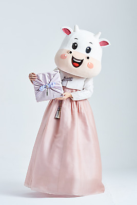 포토 JPG 스튜디오촬영 전신 여자 명절 40대 중년 새해 실내 한명 서기 들기 성인 앞모습 선물상자 설날 한국인 소띠 한복 흰배경 소캐릭터 동물탈 인형탈 중년여자한명만 2021년 신축년 흰소 국내포토 1 한국전통 전통 기념일 뷰포인트 동물캐릭터 백그라운드 모션 선물 사람 동양인 내부 상자 흰색 십이지신 소 전통의상 연도 탈 여자한명만 중년여자만 파일형식