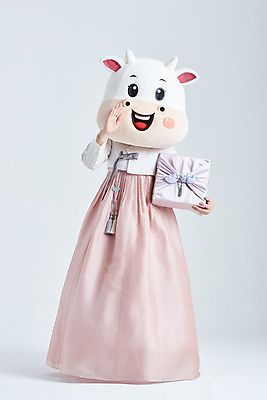 포토 JPG 스튜디오촬영 전신 여자 명절 40대 중년 새해 실내 한명 서기 들기 성인 앞모습 선물상자 설날 외침 한국인 소띠 소 한복 흰배경 소캐릭터 동물탈 인형탈 중년여자한명만 2021년 신축년 흰소 국내포토 1 한국전통 전통 기념일 뷰포인트 동물캐릭터 백그라운드 포유류 모션 선물 사람 동양인 내부 상자 소리 흰색 십이지신 전통의상 연도 탈 여자한명만 중년여자만 파일형식