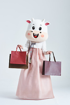 포토 JPG 스튜디오촬영 전신 여자 명절 40대 중년 새해 실내 한명 서기 들기 성인 앞모습 설날 쇼핑백 한국인 소띠 소 한복 흰배경 소캐릭터 동물탈 인형탈 중년여자한명만 2021년 신축년 흰소 국내포토 1 한국전통 전통 기념일 뷰포인트 동물캐릭터 백그라운드 가방 포유류 모션 사람 동양인 내부 흰색 십이지신 전통의상 연도 탈 여자한명만 중년여자만 파일형식