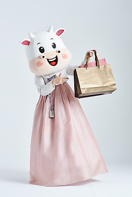 포토 JPG 스튜디오촬영 전신 여자 명절 40대 중년 새해 실내 한명 서기 들기 성인 앞모습 쇼핑 설날 쇼핑백 한국인 소띠 가리킴 소 한복 흰배경 소캐릭터 동물탈 인형탈 중년여자한명만 2021년 신축년 흰소 국내포토 1 한국전통 전통 기념일 뷰포인트 동물캐릭터 백그라운드 가방 포유류 모션 사람 동양인 손짓 내부 흰색 십이지신 전통의상 연도 탈 여자한명만 중년여자만 파일형식