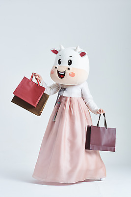 포토 JPG 스튜디오촬영 전신 여자 명절 40대 중년 새해 실내 한명 서기 들기 성인 옆모습 설날 쇼핑백 한국인 소띠 소 한복 흰배경 소캐릭터 동물탈 인형탈 중년여자한명만 2021년 신축년 흰소 국내포토 1 한국전통 전통 기념일 뷰포인트 동물캐릭터 백그라운드 가방 포유류 모션 사람 동양인 내부 흰색 십이지신 전통의상 연도 탈 여자한명만 중년여자만 파일형식