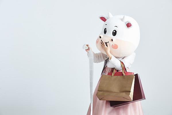 포토 JPG 스튜디오촬영 응시 여자 명절 40대 중년 새해 실내 한명 서기 들기 상반신 성인 옆모습 쇼핑 설날 쇼핑백 한국인 소띠 소 한복 흰배경 입가림 영수증 소캐릭터 과소비 동물탈 인형탈 중년여자한명만 2021년 신축년 흰소 국내포토 1 한국전통 전통 시선 기념일 뷰포인트 동물캐릭터 백그라운드 가방 포유류 모션 사람 동양인 내부 금융 흰색 십이지신 가림 소비 전통의상 연도 탈 여자한명만 중년여자만 파일형식