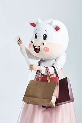 포토 JPG 스튜디오촬영 전신 응시 여자 명절 40대 중년 새해 실내 한명 서기 들기 상반신 성인 옆모습 쇼핑 설날 쇼핑백 한국인 소띠 소 한복 흰배경 영수증 소캐릭터 과소비 동물탈 인형탈 중년여자한명만 2021년 신축년 흰소 국내포토 1 한국전통 전통 시선 기념일 뷰포인트 동물캐릭터 백그라운드 가방 포유류 모션 사람 동양인 내부 금융 흰색 십이지신 소비 전통의상 연도 탈 여자한명만 중년여자만 파일형식