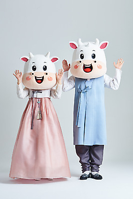 포토 JPG 스튜디오촬영 전신 여자 명절 남자 40대 중년 새해 실내 서기 20대 성인 두명 앞모습 설날 손들기 한국인 소띠 소 한복 흰배경 소캐릭터 동물탈 인형탈 2021년 신축년 흰소 국내포토 한국전통 전통 기념일 뷰포인트 동물캐릭터 백그라운드 포유류 모션 사람 동양인 청년 내부 흰색 십이지신 전통의상 연도 탈 파일형식