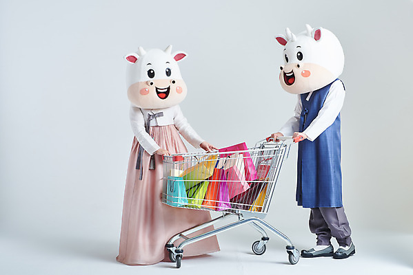 포토 JPG 스튜디오촬영 전신 여자 명절 남자 40대 중년 새해 실내 서기 20대 성인 두명 앞모습 옆모습 쇼핑 설날 쇼핑백 쇼핑카 한국인 소띠 잡기 소 한복 흰배경 소캐릭터 동물탈 인형탈 2021년 신축년 흰소 국내포토 한국전통 전통 기념일 뷰포인트 동물캐릭터 백그라운드 가방 포유류 모션 사람 동양인 청년 내부 카트 흰색 십이지신 전통의상 연도 탈 파일형식