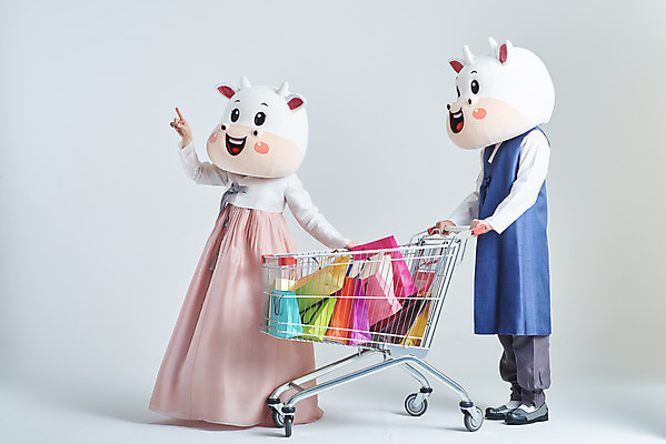 포토 JPG 스튜디오촬영 전신 여자 명절 남자 40대 중년 새해 실내 서기 20대 성인 두명 옆모습 쇼핑 설날 쇼핑백 쇼핑카 한국인 소띠 가리킴 잡기 소 한복 흰배경 소캐릭터 동물탈 인형탈 2021년 신축년 흰소 국내포토 한국전통 전통 기념일 뷰포인트 동물캐릭터 백그라운드 가방 포유류 모션 사람 동양인 손짓 청년 내부 카트 흰색 십이지신 전통의상 연도 탈 파일형식