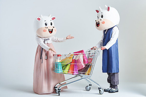 포토 JPG 스튜디오촬영 전신 여자 명절 남자 40대 중년 새해 실내 서기 20대 성인 두명 앞모습 옆모습 쇼핑 설날 쇼핑백 쇼핑카 한국인 소띠 가리킴 잡기 소 한복 흰배경 소캐릭터 동물탈 인형탈 2021년 신축년 흰소 국내포토 한국전통 전통 기념일 뷰포인트 동물캐릭터 백그라운드 가방 포유류 모션 사람 동양인 손짓 청년 내부 카트 흰색 십이지신 전통의상 연도 탈 파일형식