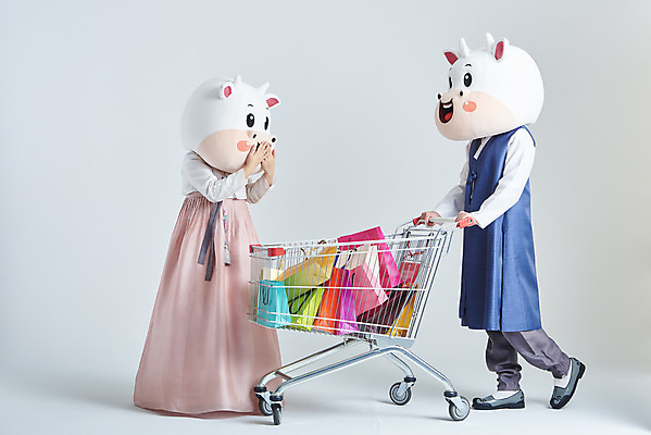 포토 JPG 스튜디오촬영 전신 여자 명절 남자 40대 중년 새해 실내 서기 20대 성인 두명 앞모습 옆모습 쇼핑 설날 쇼핑백 쇼핑카 한국인 소띠 잡기 소 한복 흰배경 입가림 소캐릭터 동물탈 인형탈 2021년 신축년 흰소 국내포토 한국전통 전통 기념일 뷰포인트 동물캐릭터 백그라운드 가방 포유류 모션 사람 동양인 청년 내부 카트 흰색 십이지신 가림 전통의상 연도 탈 파일형식
