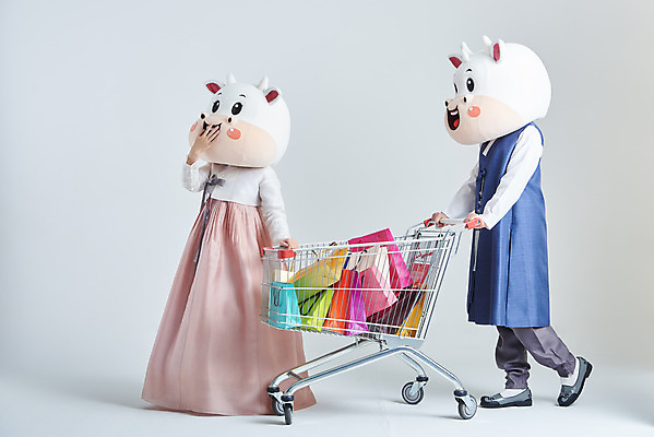 포토 JPG 스튜디오촬영 전신 여자 명절 남자 40대 중년 새해 실내 서기 20대 성인 두명 앞모습 옆모습 쇼핑 설날 쇼핑백 쇼핑카 한국인 소띠 잡기 소 한복 흰배경 입가림 소캐릭터 동물탈 인형탈 2021년 신축년 흰소 국내포토 한국전통 전통 기념일 뷰포인트 동물캐릭터 백그라운드 가방 포유류 모션 사람 동양인 청년 내부 카트 흰색 십이지신 가림 전통의상 연도 탈 파일형식