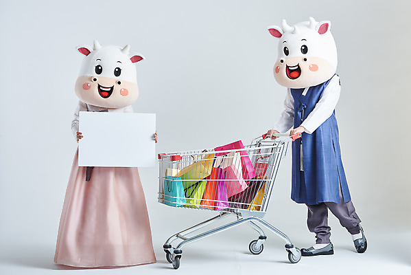 포토 JPG 스튜디오촬영 전신 배너 여자 명절 남자 40대 중년 새해 실내 서기 들기 20대 성인 두명 앞모습 옆모습 쇼핑 설날 쇼핑백 쇼핑카 한국인 소띠 잡기 소 한복 흰배경 소캐릭터 동물탈 인형탈 2021년 신축년 흰소 국내포토 한국전통 전통 기념일 뷰포인트 동물캐릭터 백그라운드 가방 포유류 모션 사람 동양인 청년 내부 카트 흰색 십이지신 전통의상 연도 탈 파일형식