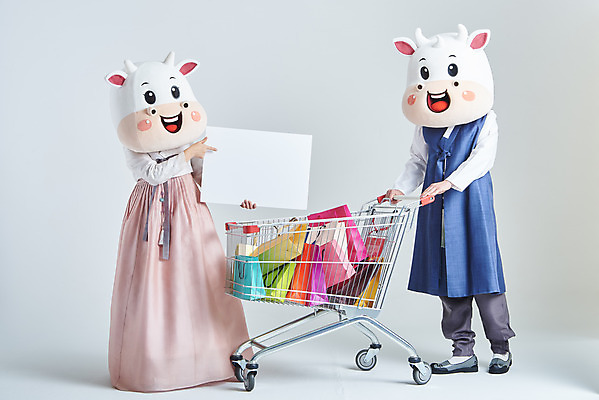 포토 JPG 스튜디오촬영 전신 배너 여자 명절 남자 40대 중년 새해 실내 서기 들기 20대 성인 두명 앞모습 옆모습 쇼핑 설날 쇼핑백 쇼핑카 한국인 소띠 가리킴 잡기 소 한복 흰배경 소캐릭터 동물탈 인형탈 2021년 신축년 흰소 국내포토 한국전통 전통 기념일 뷰포인트 동물캐릭터 백그라운드 가방 포유류 모션 사람 동양인 손짓 청년 내부 카트 흰색 십이지신 전통의상 연도 탈 파일형식