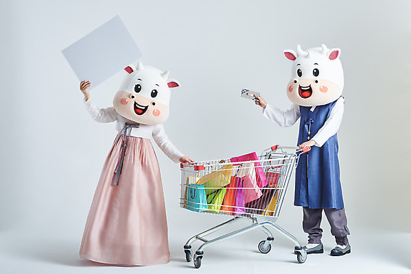 포토 JPG 스튜디오촬영 전신 배너 여자 명절 남자 40대 중년 새해 실내 서기 들기 20대 성인 두명 앞모습 옆모습 쇼핑 설날 쇼핑백 쇼핑카 한국인 소띠 잡기 소 한복 흰배경 소캐릭터 돈봉투 동물탈 인형탈 2021년 신축년 흰소 국내포토 한국전통 전통 기념일 뷰포인트 동물캐릭터 백그라운드 가방 포유류 모션 봉투 사람 동양인 청년 내부 카트 흰색 십이지신 전통의상 연도 탈 파일형식