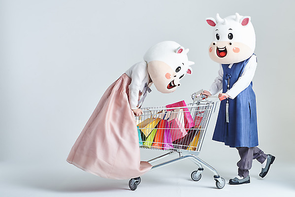 포토 JPG 스튜디오촬영 전신 여자 명절 남자 40대 중년 새해 실내 서기 20대 성인 두명 옆모습 쇼핑 설날 쇼핑백 쇼핑카 한국인 소띠 잡기 소 한복 흰배경 소캐릭터 동물탈 인형탈 2021년 신축년 흰소 국내포토 한국전통 전통 기념일 뷰포인트 동물캐릭터 백그라운드 가방 포유류 모션 사람 동양인 청년 내부 카트 흰색 십이지신 전통의상 연도 탈 파일형식 동물 캐릭터 잡화 컬러 한국 가면 인종 이벤트 아시아 나라