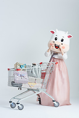 포토 JPG 스튜디오촬영 전신 여자 명절 40대 중년 새해 실내 한명 서기 성인 앞모습 선물상자 쇼핑 설날 쇼핑카 외침 한국인 소띠 소 한복 흰배경 소캐릭터 동물탈 인형탈 중년여자한명만 2021년 신축년 흰소 국내포토 1 한국전통 전통 기념일 뷰포인트 동물캐릭터 백그라운드 포유류 모션 선물 사람 동양인 내부 상자 소리 카트 흰색 십이지신 전통의상 연도 탈 여자한명만 중년여자만 파일형식