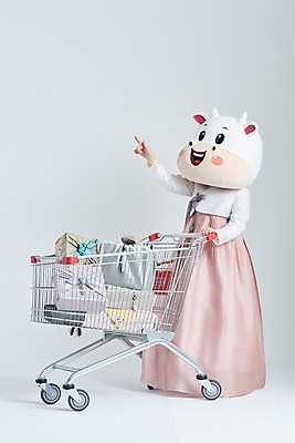 포토 JPG 스튜디오촬영 전신 여자 명절 40대 중년 새해 실내 한명 서기 성인 앞모습 선물상자 쇼핑 설날 쇼핑카 한국인 소띠 가리킴 잡기 소 한복 흰배경 소캐릭터 동물탈 인형탈 중년여자한명만 2021년 신축년 흰소 국내포토 1 한국전통 전통 기념일 뷰포인트 동물캐릭터 백그라운드 포유류 모션 선물 사람 동양인 손짓 내부 상자 카트 흰색 십이지신 전통의상 연도 탈 여자한명만 중년여자만 파일형식
