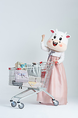 포토 JPG 스튜디오촬영 전신 여자 명절 40대 중년 새해 실내 한명 서기 성인 앞모습 선물상자 쇼핑 설날 파이팅 쇼핑카 주먹 한국인 소띠 잡기 소 한복 흰배경 소캐릭터 동물탈 인형탈 중년여자한명만 2021년 신축년 흰소 국내포토 1 한국전통 전통 기념일 뷰포인트 동물캐릭터 백그라운드 포유류 모션 선물 사람 동양인 내부 상자 카트 흰색 십이지신 전통의상 연도 탈 여자한명만 중년여자만 파일형식