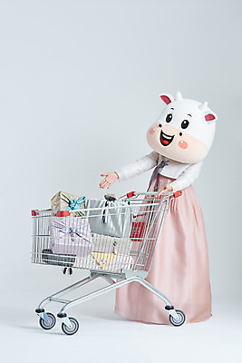 포토 JPG 스튜디오촬영 전신 여자 명절 40대 중년 새해 실내 한명 서기 성인 옆모습 선물상자 쇼핑 설날 쇼핑카 한국인 소띠 가리킴 잡기 소 한복 흰배경 소캐릭터 동물탈 인형탈 중년여자한명만 2021년 신축년 흰소 국내포토 1 한국전통 전통 기념일 뷰포인트 동물캐릭터 백그라운드 포유류 모션 선물 사람 동양인 손짓 내부 상자 카트 흰색 십이지신 전통의상 연도 탈 여자한명만 중년여자만 파일형식
