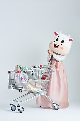 포토 JPG 스튜디오촬영 전신 여자 명절 40대 중년 새해 실내 한명 서기 성인 옆모습 선물상자 쇼핑 설날 쇼핑카 한국인 소띠 소 한복 흰배경 손모으기 소캐릭터 동물탈 인형탈 중년여자한명만 2021년 신축년 흰소 국내포토 1 한국전통 전통 기념일 뷰포인트 동물캐릭터 백그라운드 포유류 모션 선물 사람 동양인 손짓 내부 상자 카트 흰색 십이지신 전통의상 연도 탈 여자한명만 중년여자만 파일형식