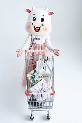 포토 JPG 스튜디오촬영 전신 여자 명절 40대 중년 팔벌리기 새해 실내 한명 서기 성인 앞모습 선물상자 쇼핑 설날 쇼핑카 한국인 소띠 소 한복 흰배경 소캐릭터 동물탈 인형탈 중년여자한명만 2021년 신축년 흰소 국내포토 1 한국전통 전통 기념일 뷰포인트 동물캐릭터 백그라운드 포유류 모션 선물 사람 동양인 내부 상자 카트 흰색 십이지신 전통의상 연도 탈 여자한명만 중년여자만 파일형식